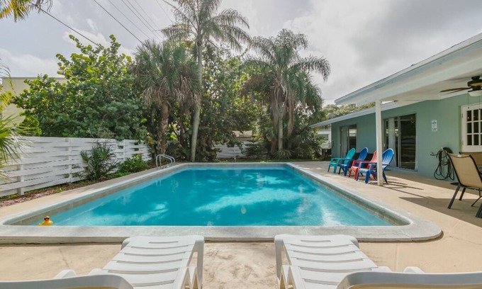 Melbourne House | HUGE POOL 5 Bedrooms/3 Bath Updated Home Sleeps 15