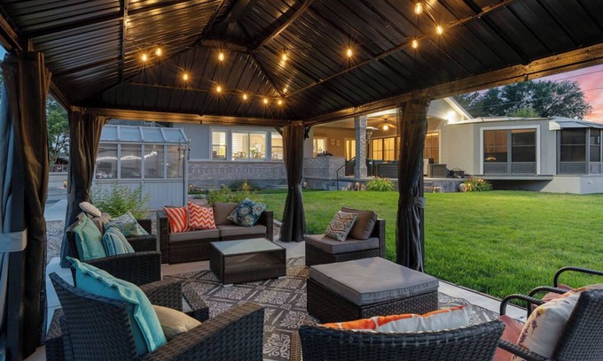 Riverton House | HUGE reunion ctr 30+, 16 BR, 8.5 bath, pets