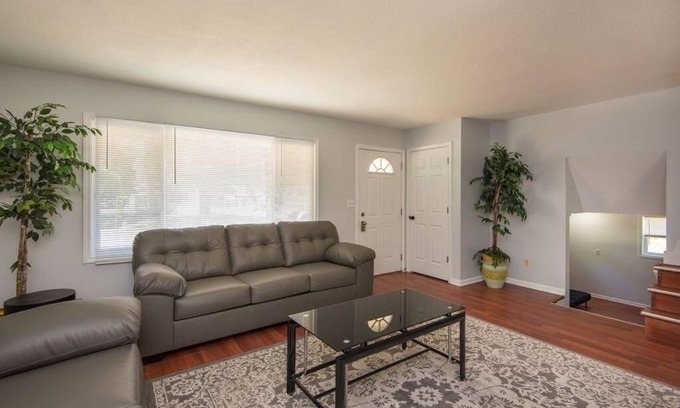 Berwick House | Huge & Spacious 4BR Home in the heart of DSM