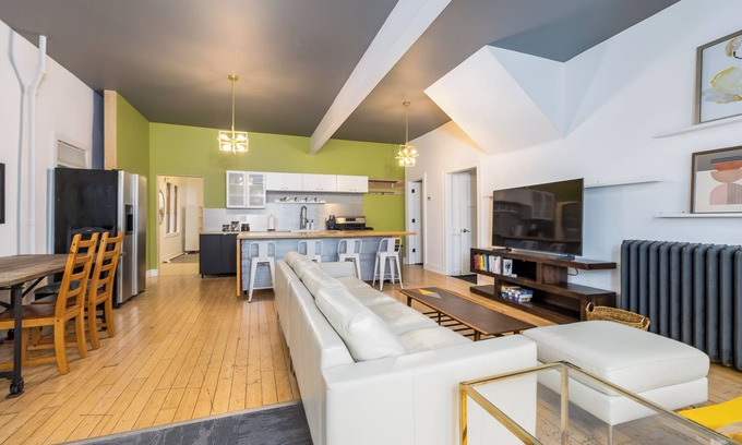 Macalester - Groveland House | HUGE & Sunny 16 Bed Home~Arcade~ Event Space~Theatre, in the BEST Location!