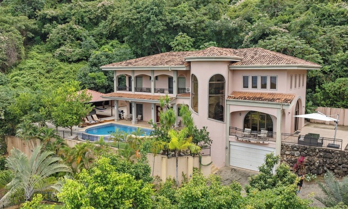 El Ocotal House | Huge Villa - Secluded Setting - Tons of Amenities