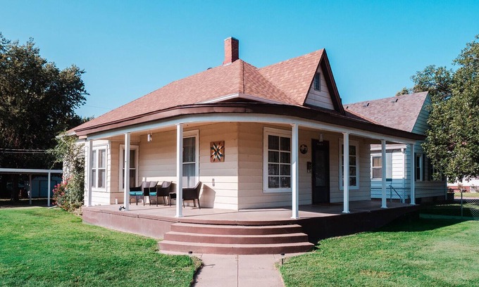 Great Bend House | Huge Yard & Pet Friendly! Walking Distance to Main Street - Historic Home
