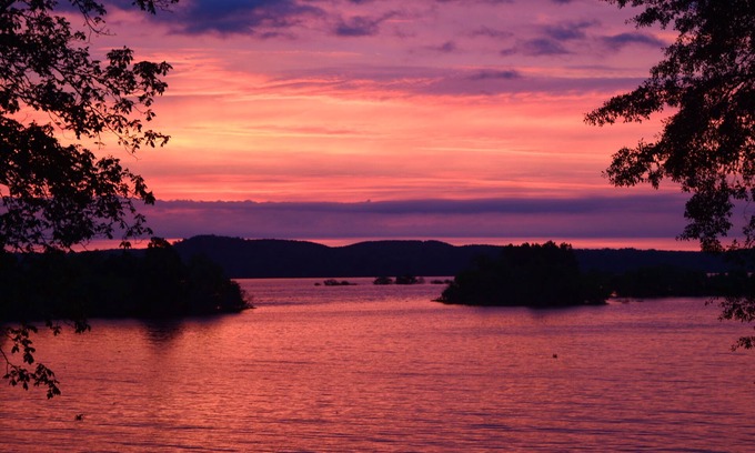 Ore City Cottage | Huguenot Lakefront Storybook Cottage