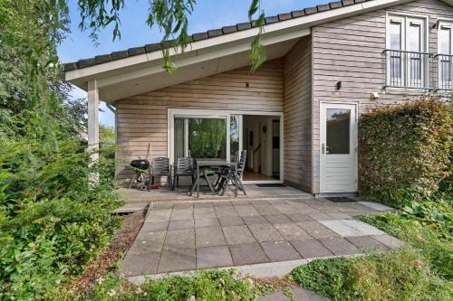 Grou House | Huis Specht is perfect voor vakantie nabij meer en tuin op zuiden