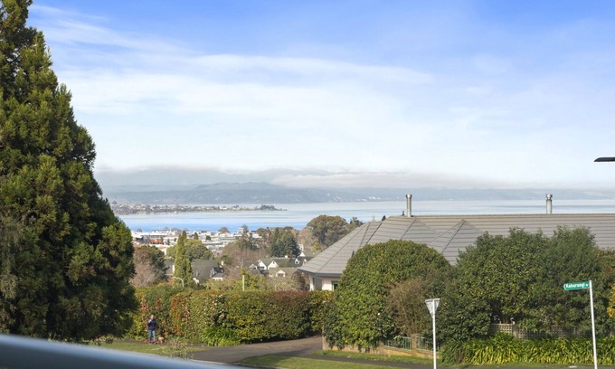 Rangatira Park Cottage | Huka Heights - Taupo Holiday Home