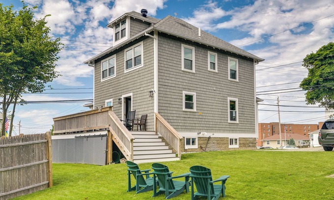 Hull House | Hull Home Close to Beaches: Yard + Furnished Deck!