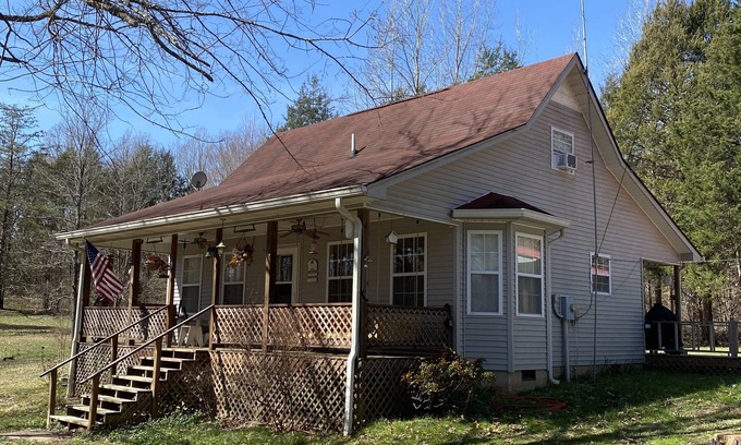 Clifton House | Hummingbird Haven-3 Bed 2 Bath River House