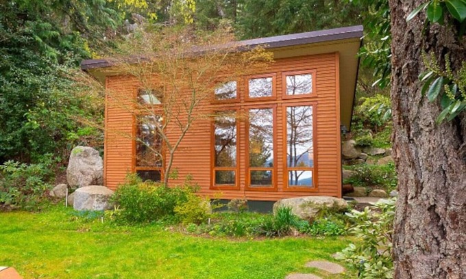 Bowen Island House | Hummingbird Hut · Adorable ocean, mountain & forest view guest suite