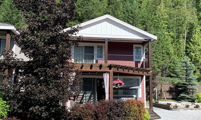 Swansea Point House | Hummingbird Resort Home on Mara Lake