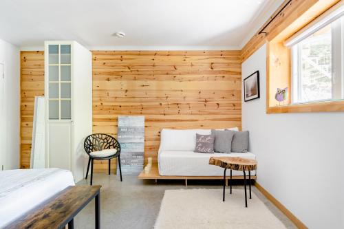 Potton Apartment | Hummingbird Room - Modern & Cozy with Bistro Area