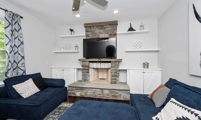 Anderson Township House | Hunley Haven Retreat – Spacious and Private 4 BDR in East Cincy!
