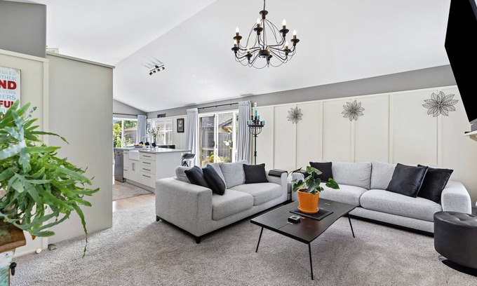 Papamoa Beach House | Hunter Lodge - Papamoa Beach Holiday Home