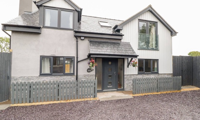 Tyn-y-Gongl Cottage | HUNTERS COTTAGE, pet friendly, country holiday cottage in Benllech