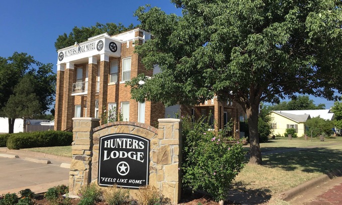 Chalk Hotel | Hunters Lodge Motel