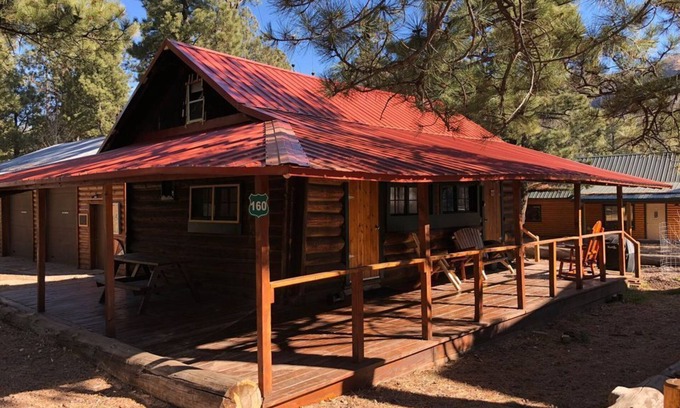 Greer House | "Hunters Retreat" a Rustic Cabin in the Pines. Pet Friendly
