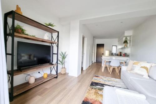 Auckland House | Huntington Townhouse with Patio and Parking