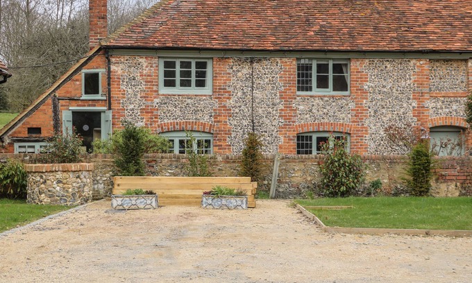 Henley Cottage | HUNTS FARM COTTAGE, pet friendly, with open fire in Henley-On-Thames