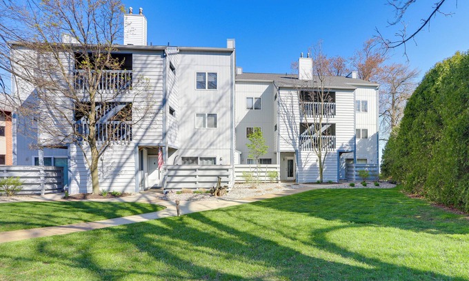 Huron Condo | Huron Condo on Lake Erie w/Balcony & Seating!