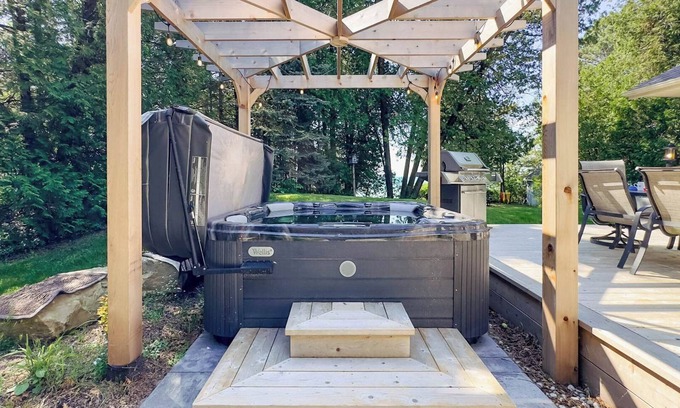 Huron-Kinloss Cottage | Huron Shores - lake view hot tub! - Private Lake Access