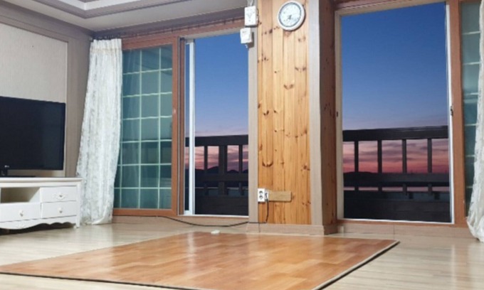 Hwaseong House | Hwaseong Byeolbitsarangchae Pension