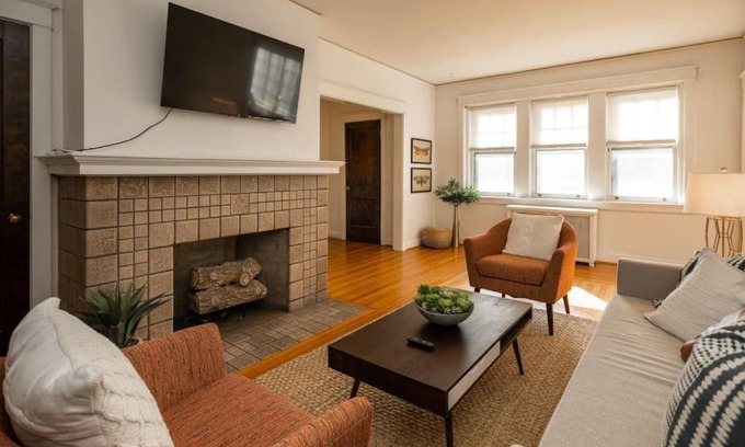 Hyde Park Apartment | Hyde Park Comfort with Office Near Everything