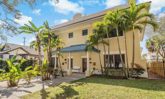 Hyde Park House | Hyde Park Home, Family & Pet-Friendly