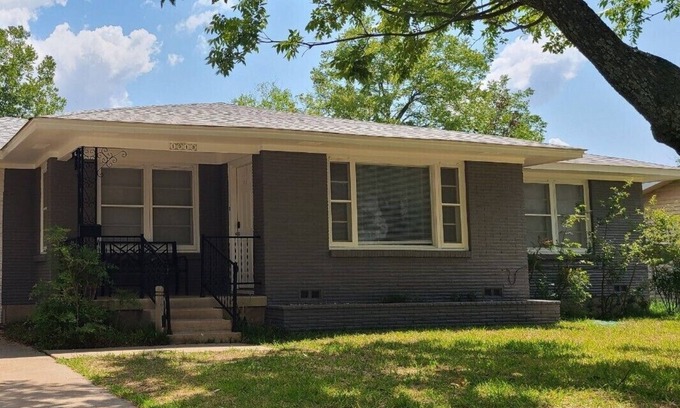 Temple House | I35 GEN Bruce Fenced Yard Near Scott and White DOGS