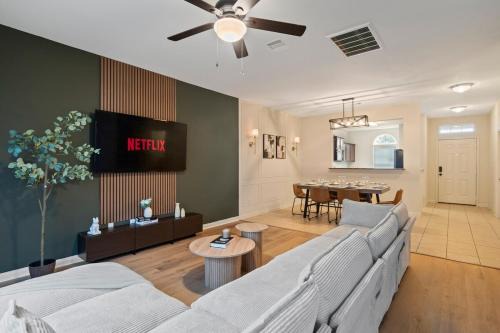 Humble House | IAH 6 Miles Spacious 5 Bedroom Home with 3 King Beds