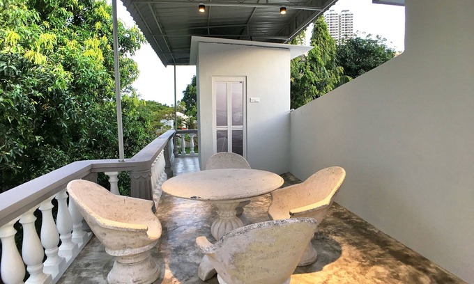 Downtown George Town House | iBook10 Deluxe Loft Suite Room by iBook Homestay