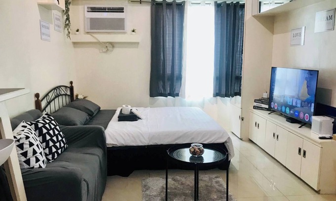 Legazpi Village Condo | Icon's Pad in Makati - Cozy and Comfy Condo with City Views