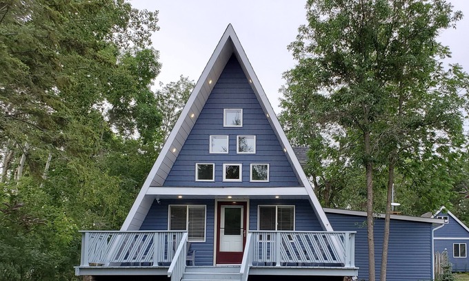Arnes Cottage | Iconic A-frame in Cottage Country, Steps Away From a Sandy Beach