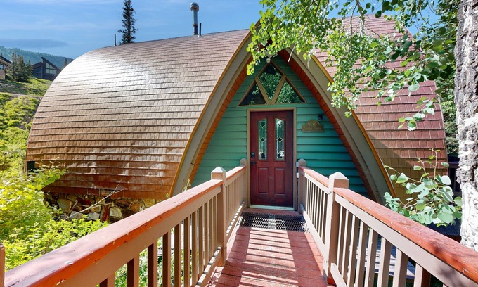 Salt Lake Mountain Resorts Cabin | Iconic creekside mountain home with hot tub, fireplaces, balcony & amazing views