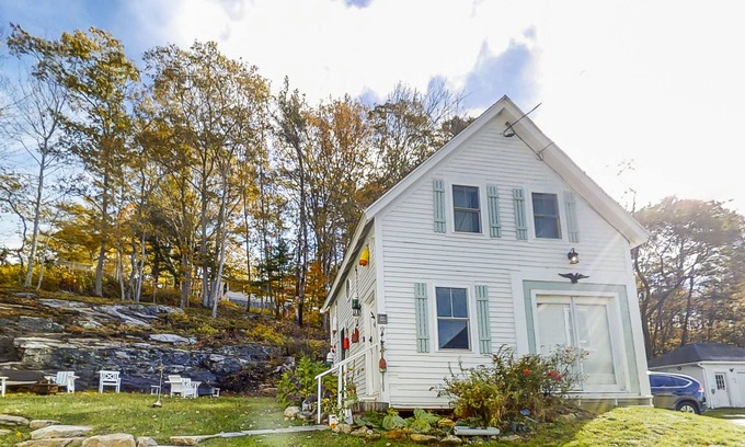 Boothbay Harbor House | Iconic downtown retreat with firepit & fireplace- walk to Harbor Footbridge
