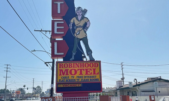 Southwest Anaheim Hotel | Iconic motel on Beach Boulevard only 5 mins from Knotts Berry Farm and Soak City
