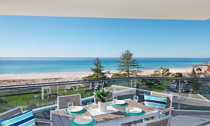 Coolangatta Apartment | Iconic Unit 704 Luxury beachfront apartment with Wi-Fi on Kirra beach in Coolangatta