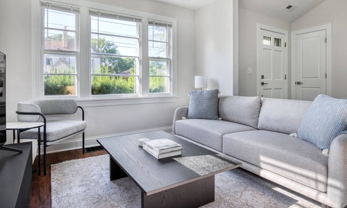 Arlington Heights Apartment | Ideal Arlington Heights 2BR House, near I-90, by Blueground