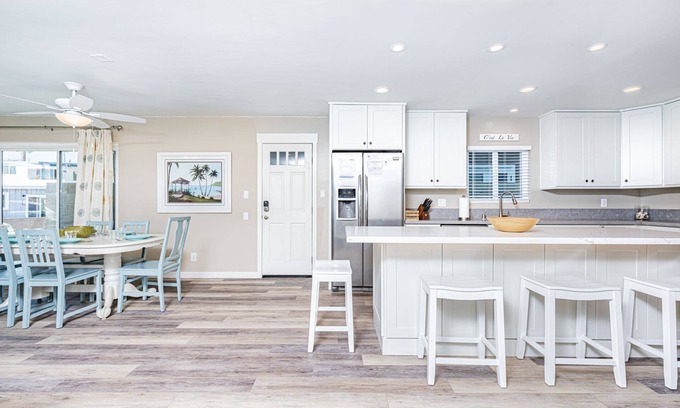 West Newport Condo | Ideal Beach House for Family Trips to the Coast! | Steps to Sand | Updated Kitchen | Sunny Patio