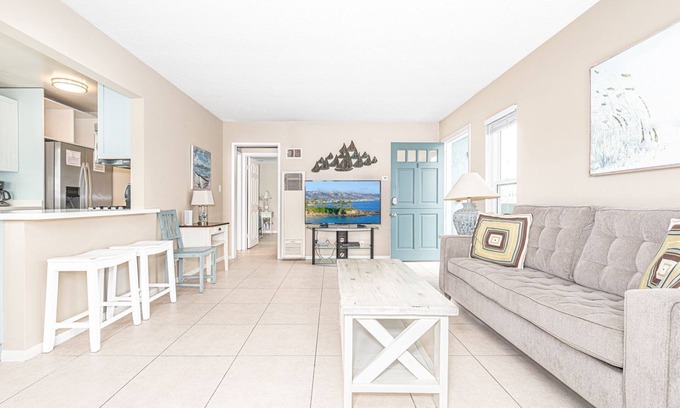West Newport Condo | Ideal Beach House for Family Trips to the Coast! | Steps to Sand | Updated Kitchen | Sunny Balcony