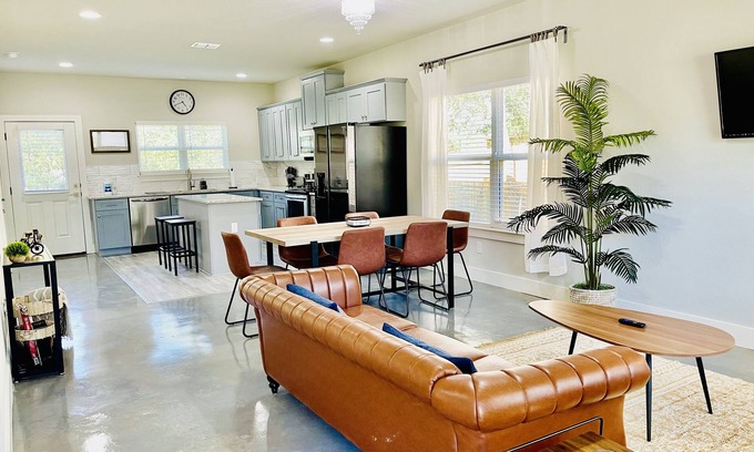 Denver Heights House | ✨ Ideal Downtown Location - Serene Space for 6 Guests ✨