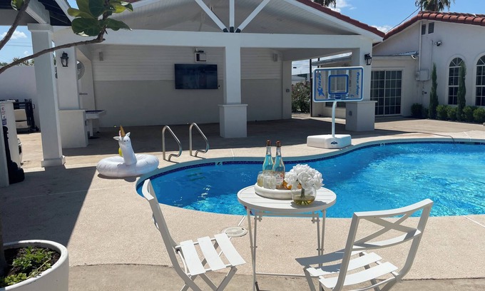 Mission House | Ideal for large groups - 4 King Beds- Sleep 16