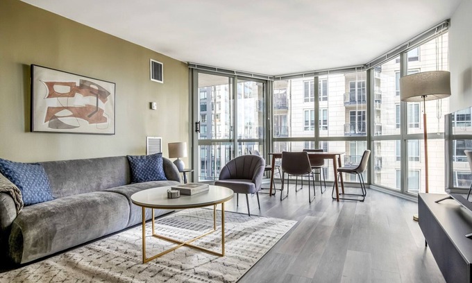 Rush and Division Apartment | Ideal Gold Coast 1BR w/Gym & Lounge, 1 block to L, by Blueground