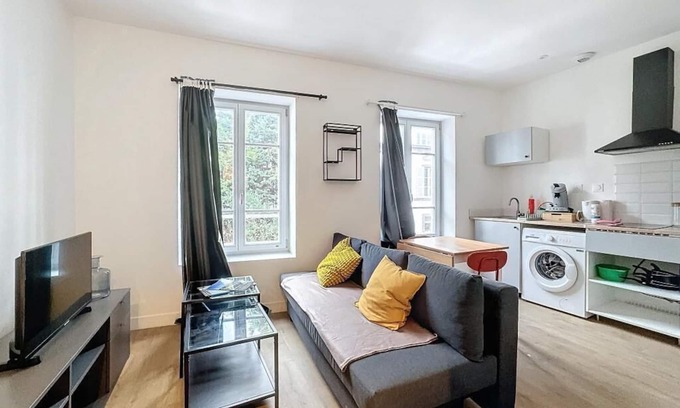 La Gare Apartment | Ideal group building - Near train station (19 people)