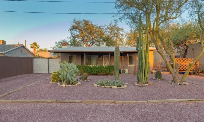 Grant - Glenn House | Ideal Haven- Perfect Convenient 2-bedroom house with Hot tub & pet friendly