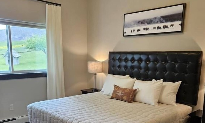 Gardiner House | Ideal Location! Heated Pool, Free Parking, Close to Gardiner Downtown!