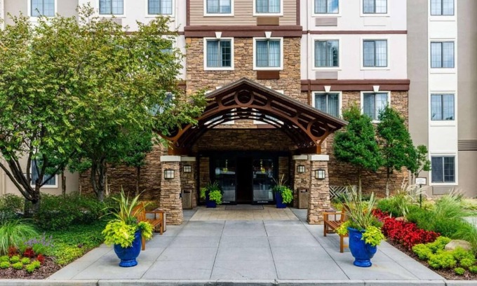 Dunwoody Apartment | Ideal Mix of Comfort and Value! Full Kitchen, Swimming Pool, Free Breakfast!