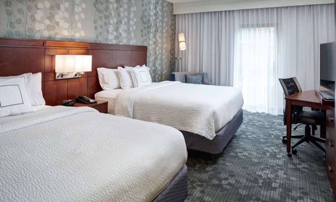 Brookfield Hotel | Ideal Mix of Comfort and Value! Pets are Welcome, Indoor Swimming Pool!