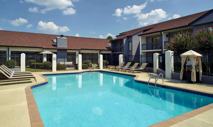 Norcross House | Ideal Mix of Value, Comfort and Convenience! Free Parking, Pets Allowed, Pool