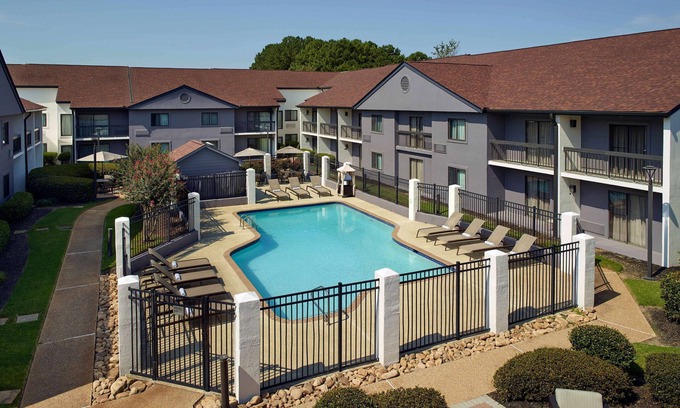 Norcross Hotel | Ideal Mix of Value, Comfort and Convenience! 2 Family-friendly Units, Pool