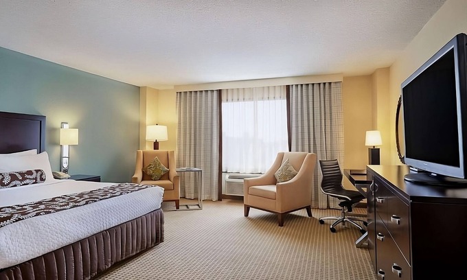Eagan Park Hotel | Ideal Weekend Escape: Pool, Parking and Tasty Dining Just Steps Away