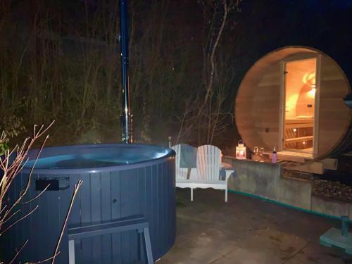 Reimboldshausen House | Idylle Seepark - Haus mit Pool und Fasssauna